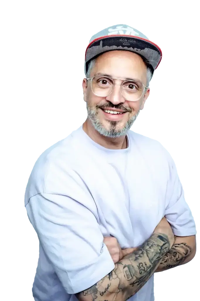 der-physiopath-portrait-smile-entertainer-physiotherapeut Der Physiopath mit Cap und Brille, verschränkte Arme, lächelndes Porträt.